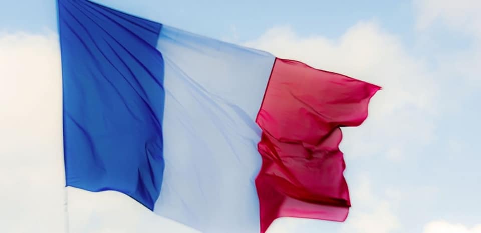 drapeau français flottant dans le vent
