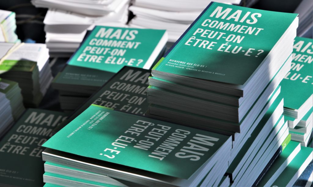 multiples exemplaires pour la promotion du livre "Mais comment peut-on être élu-e ? " d'Olivier Jacquin